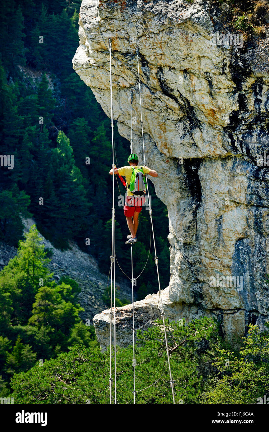 Grimpeur sur un câble métallique, via ferrata a appelé les Rois Mages, France, Savoie, Parc National de la Vanoise, Aussois Banque D'Images