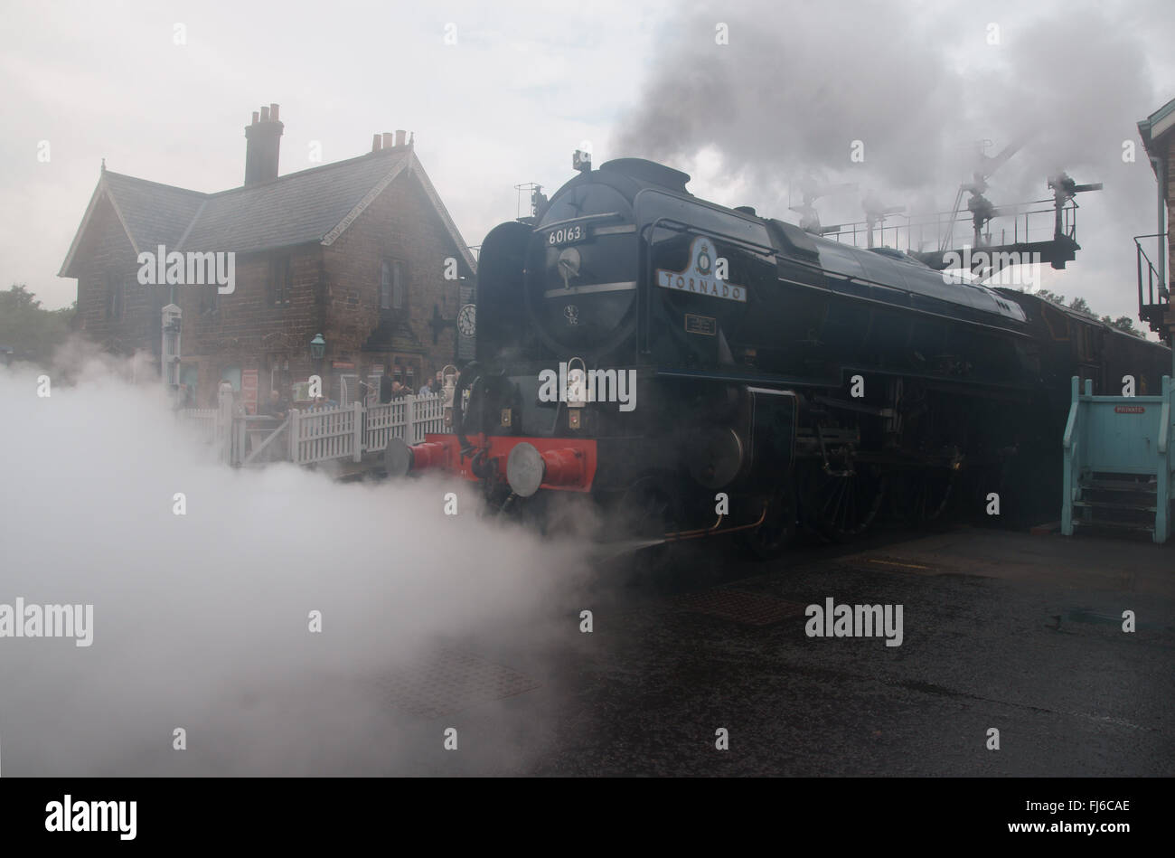 Tornado locomotive à vapeur, BR bleu, enveloppé dans la station vapeur Grosmont, North York Moors Railway, le dynamitage des cylindres à vapeur Banque D'Images