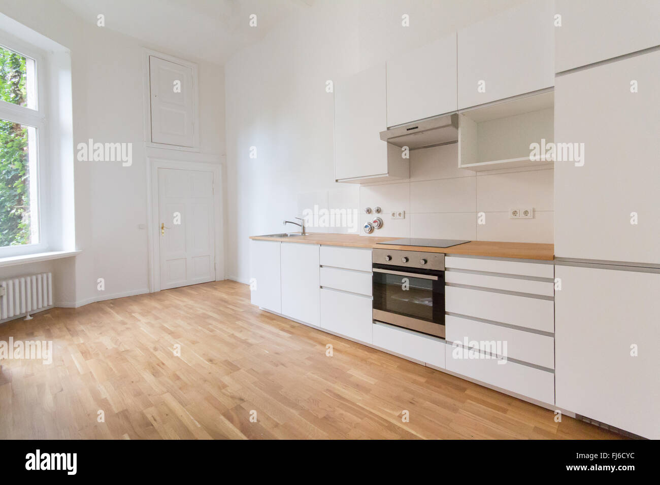 Nouvelle cuisine, frais rénové appartement, cuisine moderne blanc avec parquet / plancher Banque D'Images