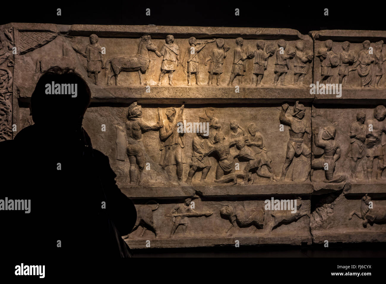 Bas-relief représentant pompa triumphalis / Cérémonie d'ouverture avec gladiator et les combats d'animaux à Pompéi, Italie, 20-50 Annonce Banque D'Images