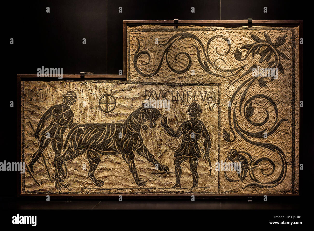 Fragment de mosaïque représentant le tigre et deux bestiarii / venatores dans l'ancienne Rome, Italie, 100-200 AD Banque D'Images