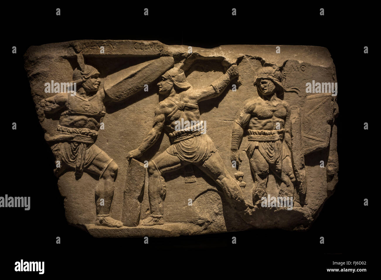 Soulagement d'un monument funéraire représentant lutte entre deux provocatores, gladiateurs dans la Rome antique, 30 av. Banque D'Images