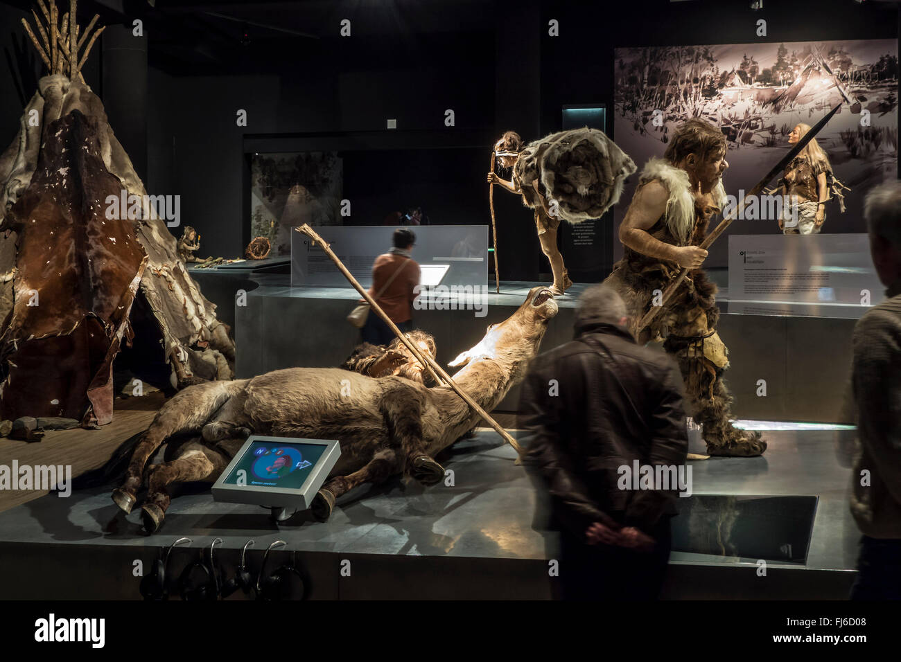 Les visiteurs à la recherche d'une autre époque et au Cro Magnon dans l'exposition / Gallo-Romeins Museum Gallo Romaine, Tongeren, Belgique Banque D'Images