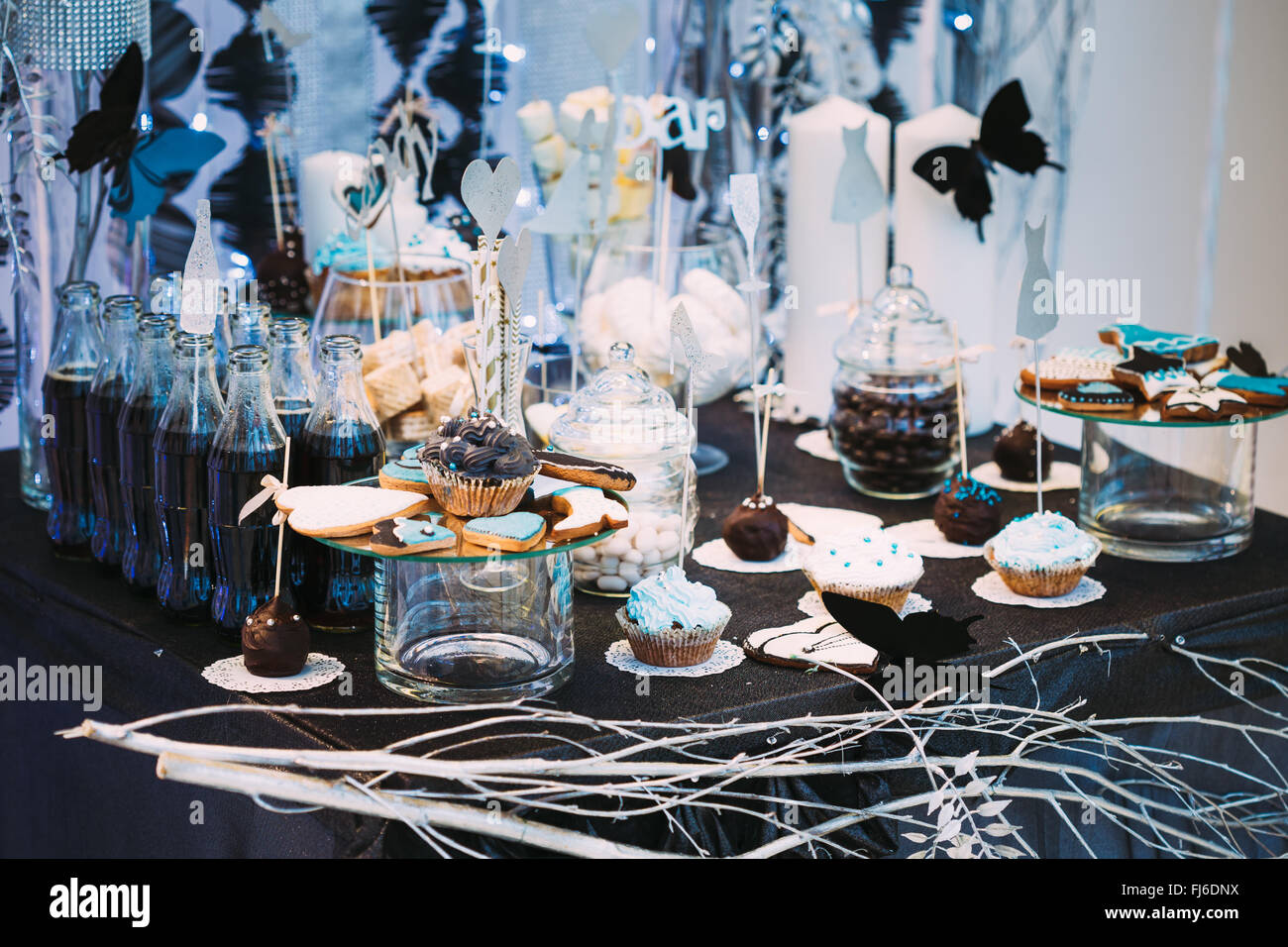 Sweet dessert Cookies et cupcakes au chocolat sur la table. Délicieux buffet sucré. Banque D'Images