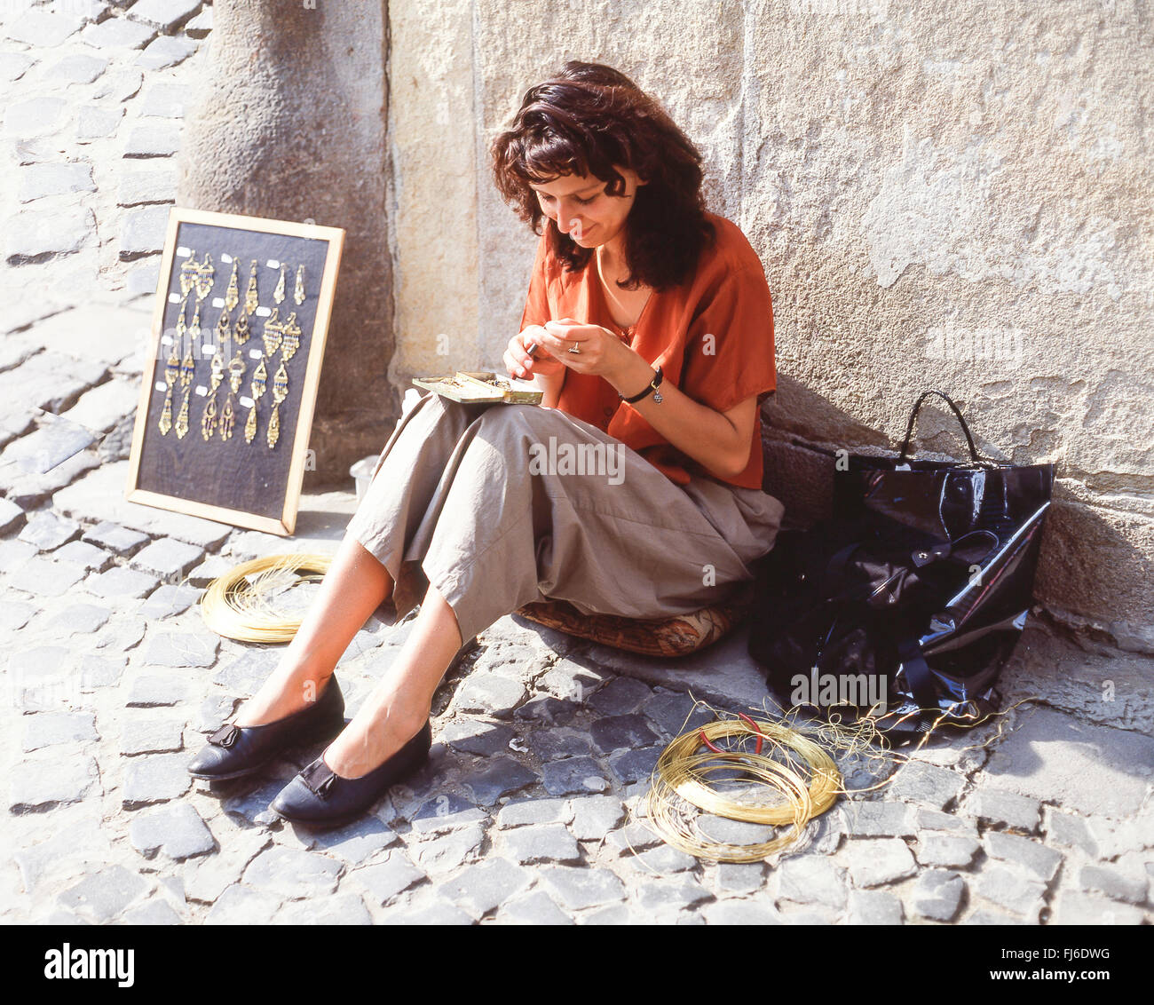 Jeune femme faire des bijoux sur la rue pavée, Szentendre, comté de Pest, la Hongrie centrale, région de la République de Hongrie Banque D'Images