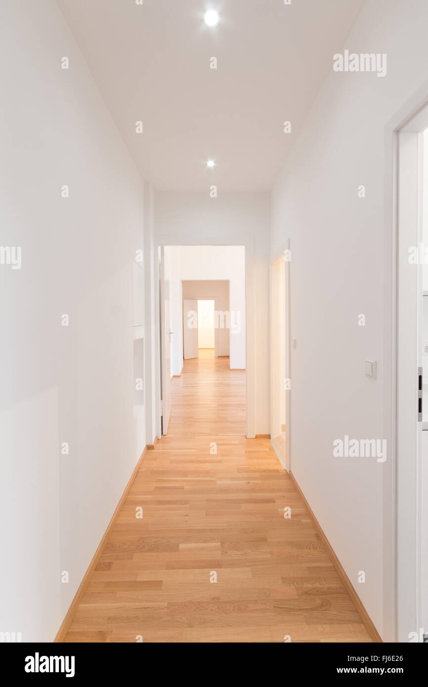 Rénové appartement frais corridor, murs blancs, parquet au sol. Banque D'Images