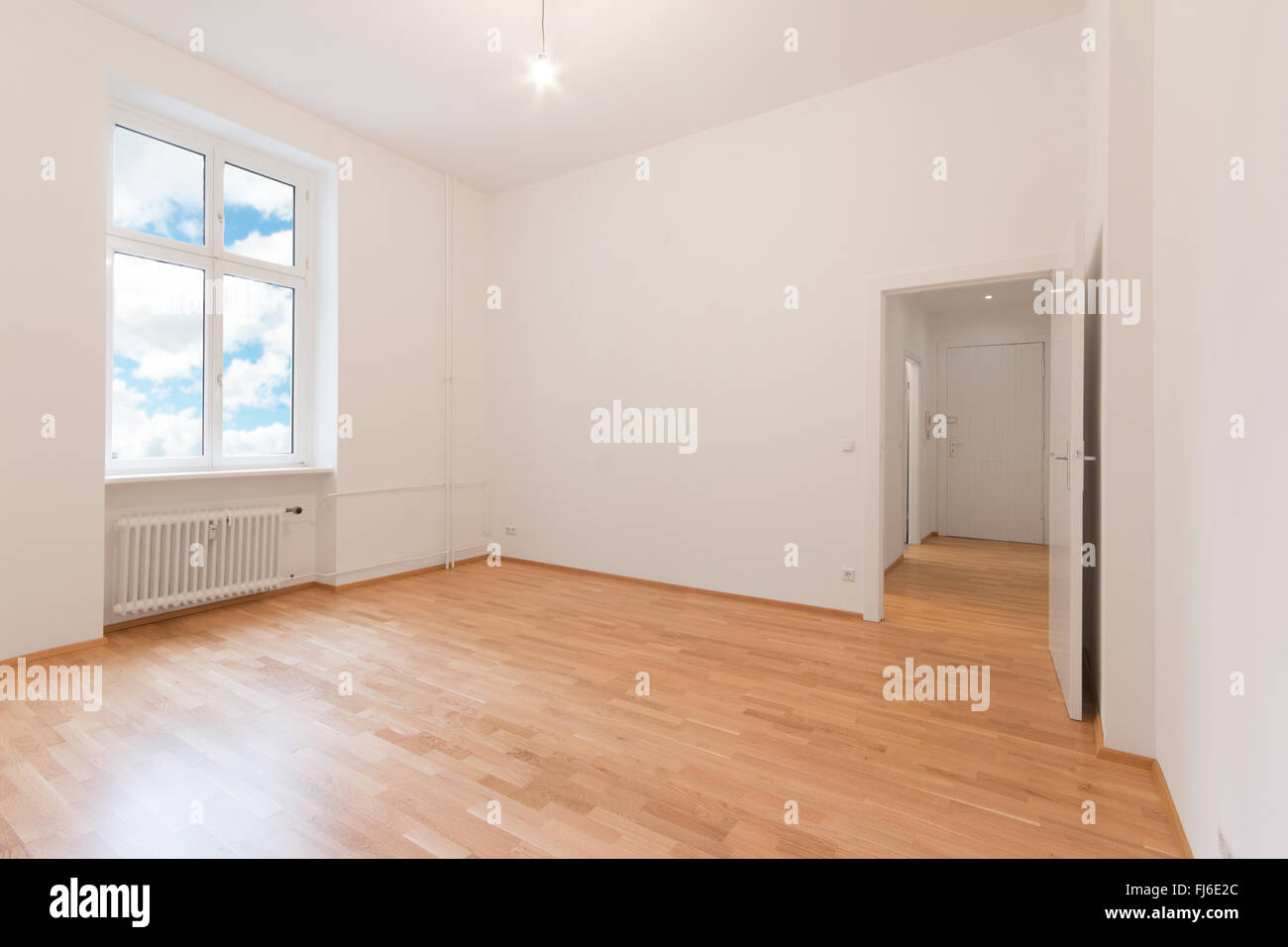 Rénové appartement - salle vide, murs blancs, parquet au sol Banque D'Images