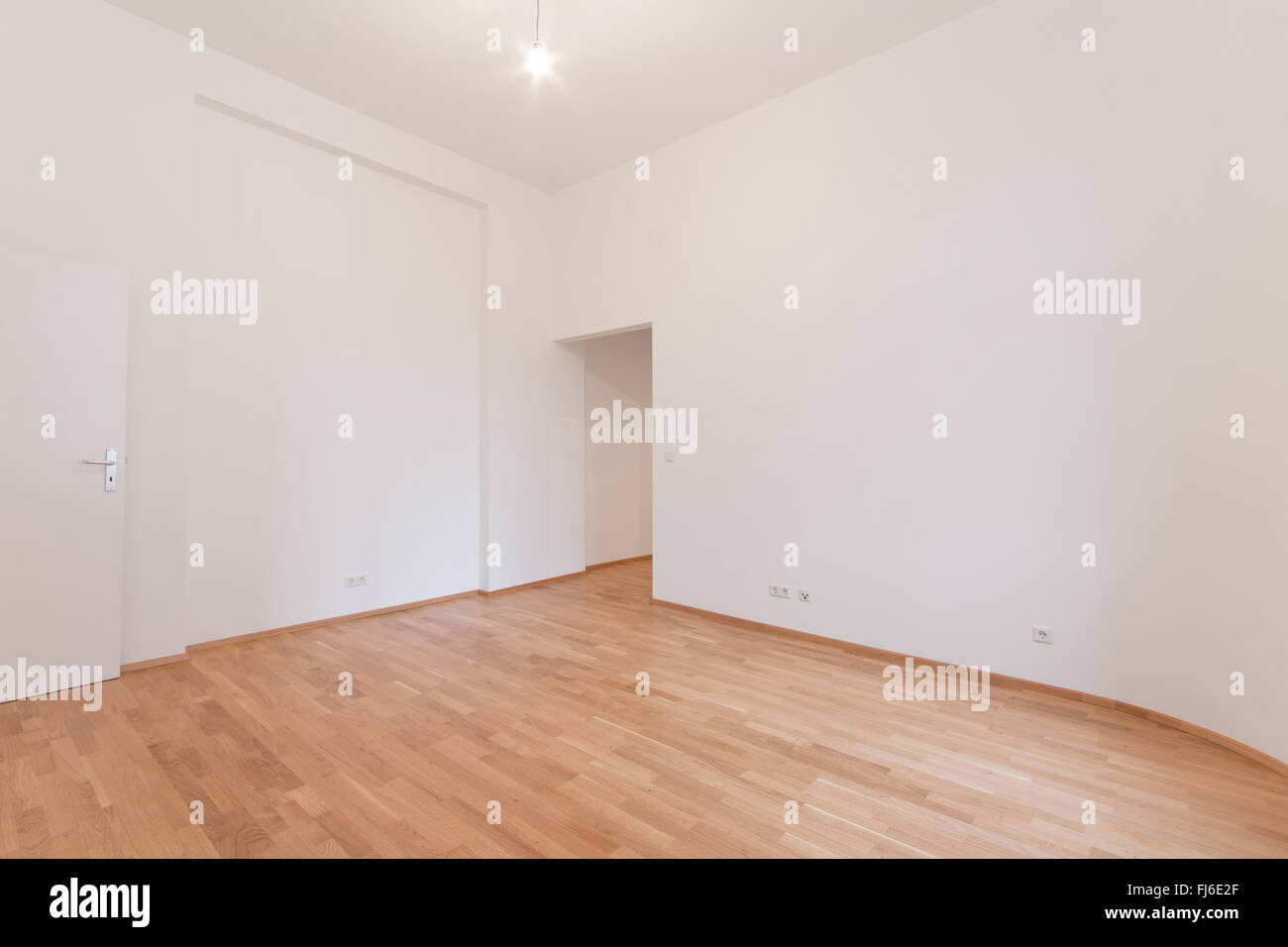Rénové appartement - salle vide, murs blancs, parquet au sol Banque D'Images