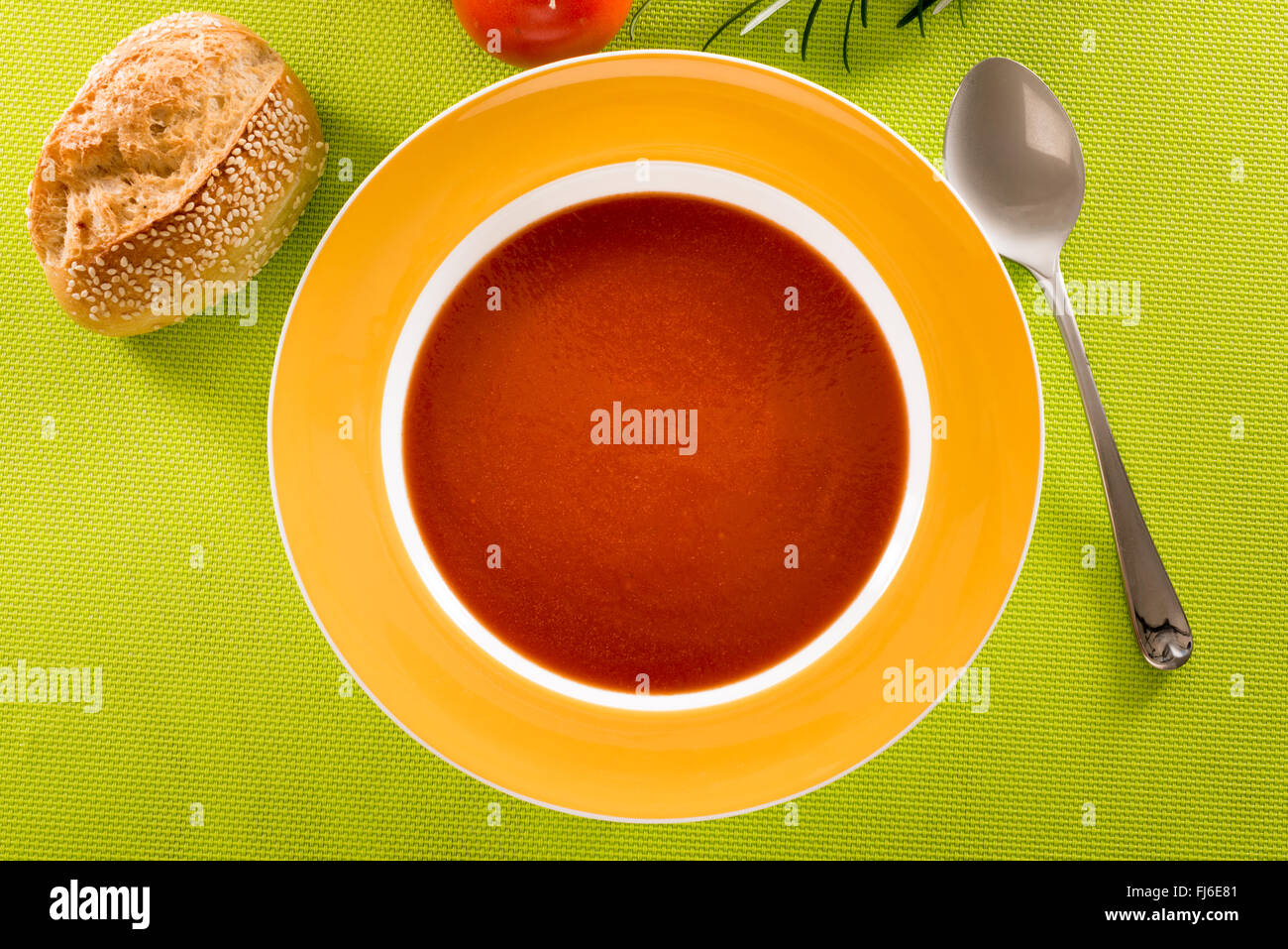 Soupe de tomate rouge tomate herbes vert plaque snack déjeuner nappe table manger nourriture frais liquide est produit autour de mettre en place une saine veggie v Banque D'Images