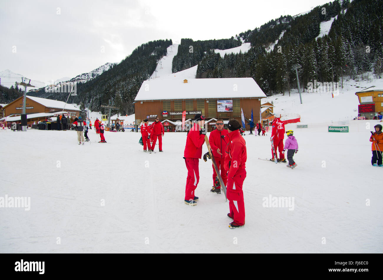 MERIBEL,FRANCE-jan.06 : des moniteurs de ski rassemble dans les pistes pendant la saison d'hiver le 6 janvier 2011 à courchevel Banque D'Images