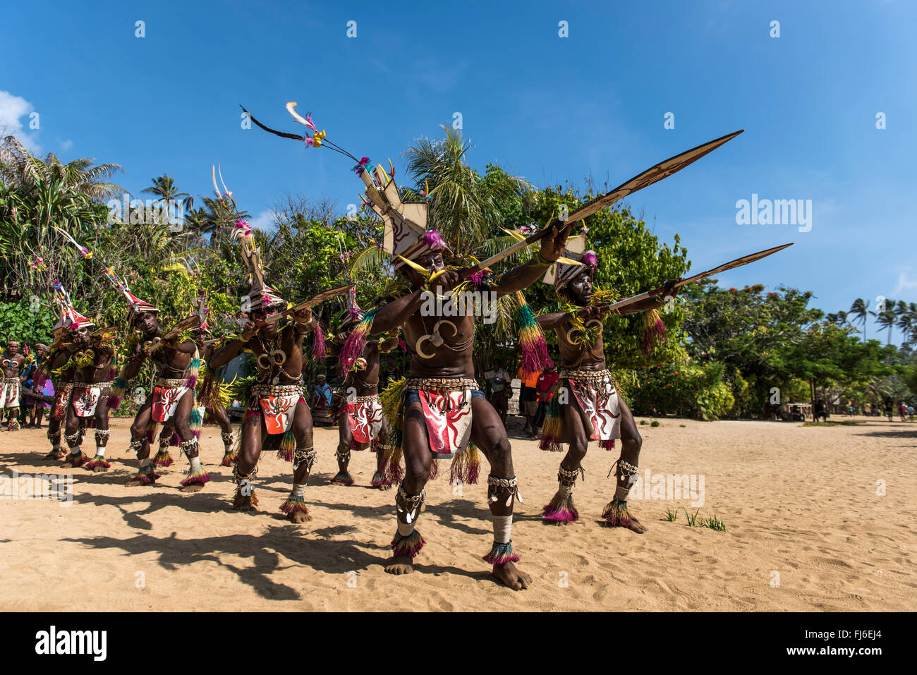 Danseurs locaux hommes effectuant une danse traditionnelle Tuam Island, Papouasie-Nouvelle-Guinée Banque D'Images