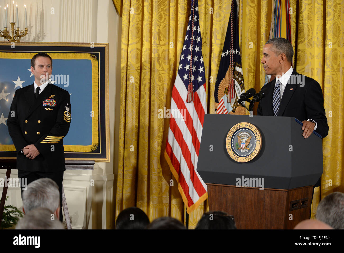 Washington, District de Columbia, Etats-Unis. Feb 29, 2016. 2/29/16 La Maison Blanche - Washington DC.Le Président Barack Obama awards la Médaille de l'honneur de Chef Opérateur de guerre spécial Edward Byers, Marine américaine. Il a reçu pour ses actions courageuses, en tant que partie d'une équipe qui a secouru un civil américain retenus en otage en Afghanistan les 8 et 9 décembre 2012. Photos par : - ImageCatcher Nouveautés © Christy Bowe/Globe Photos/ZUMA/Alamy Fil Live News Banque D'Images