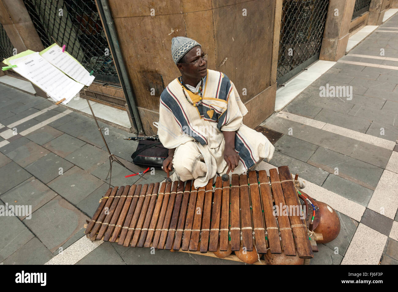 Un busseur africain jouant le balafon est un xylophone à résonance gourde, musicien dans une rue de Pampelune, Navarre, Espagne Banque D'Images