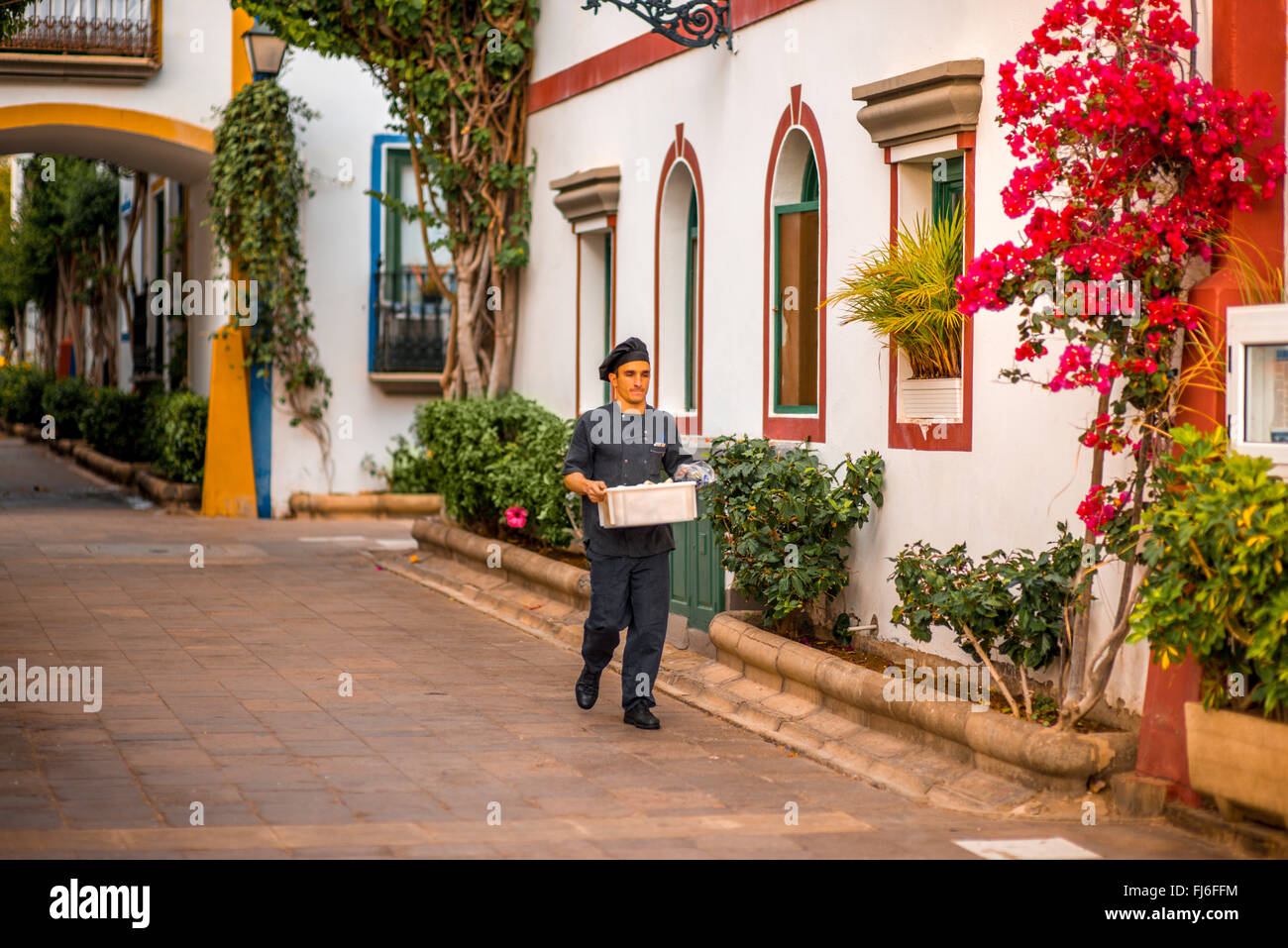 Puerto de Mogan, Gran Canaria island, Espagne - Décembre 08, 2015 : Chef cuisinier transportant du poisson frais au restaurant à Puerto de M Banque D'Images