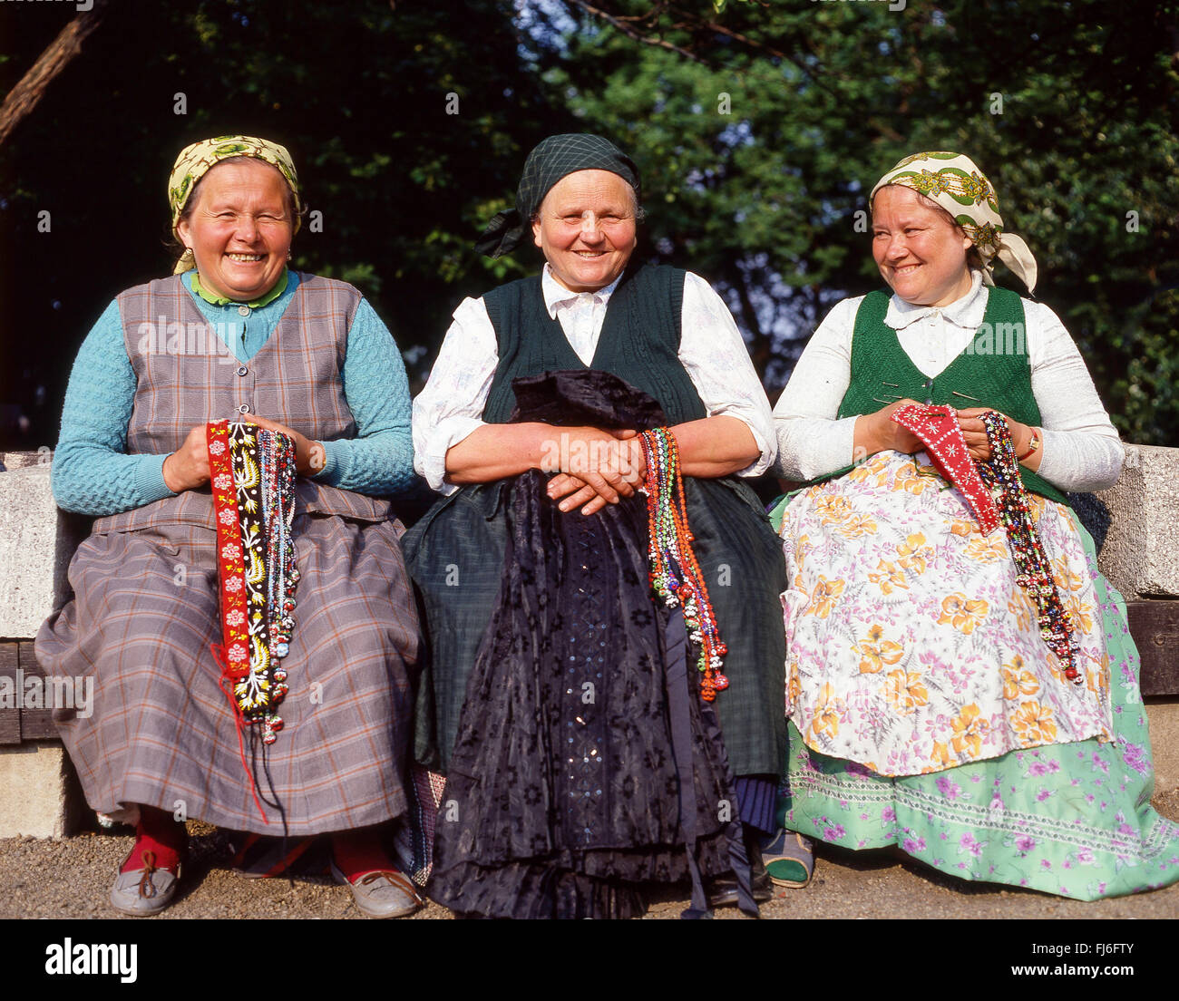 Smiling women in traditional dress dans Parc de la Ville (Városliget), Quartier Zugló, Budapest, Hongrie Banque D'Images