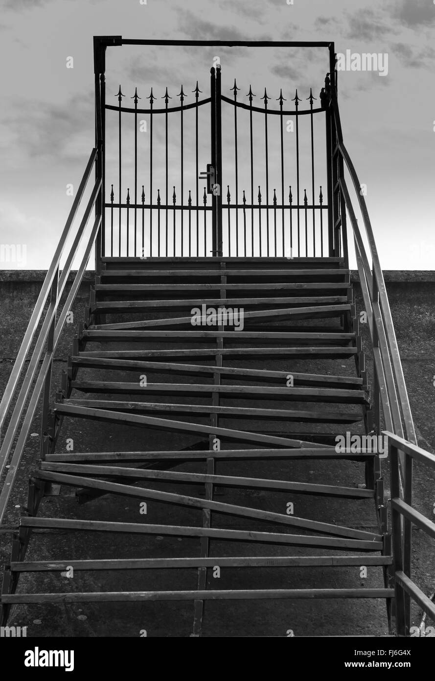 Escaliers tortueux et une porte Banque D'Images