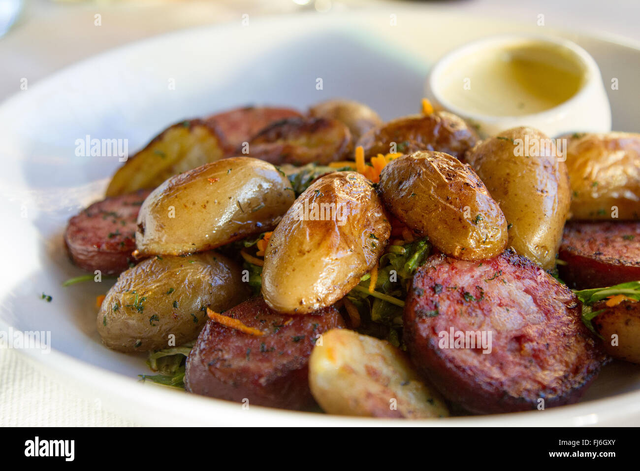 Saucisses de Morteau, pommes de terre et la cancoillotte plat spécial du Haut Doubs France Banque D'Images