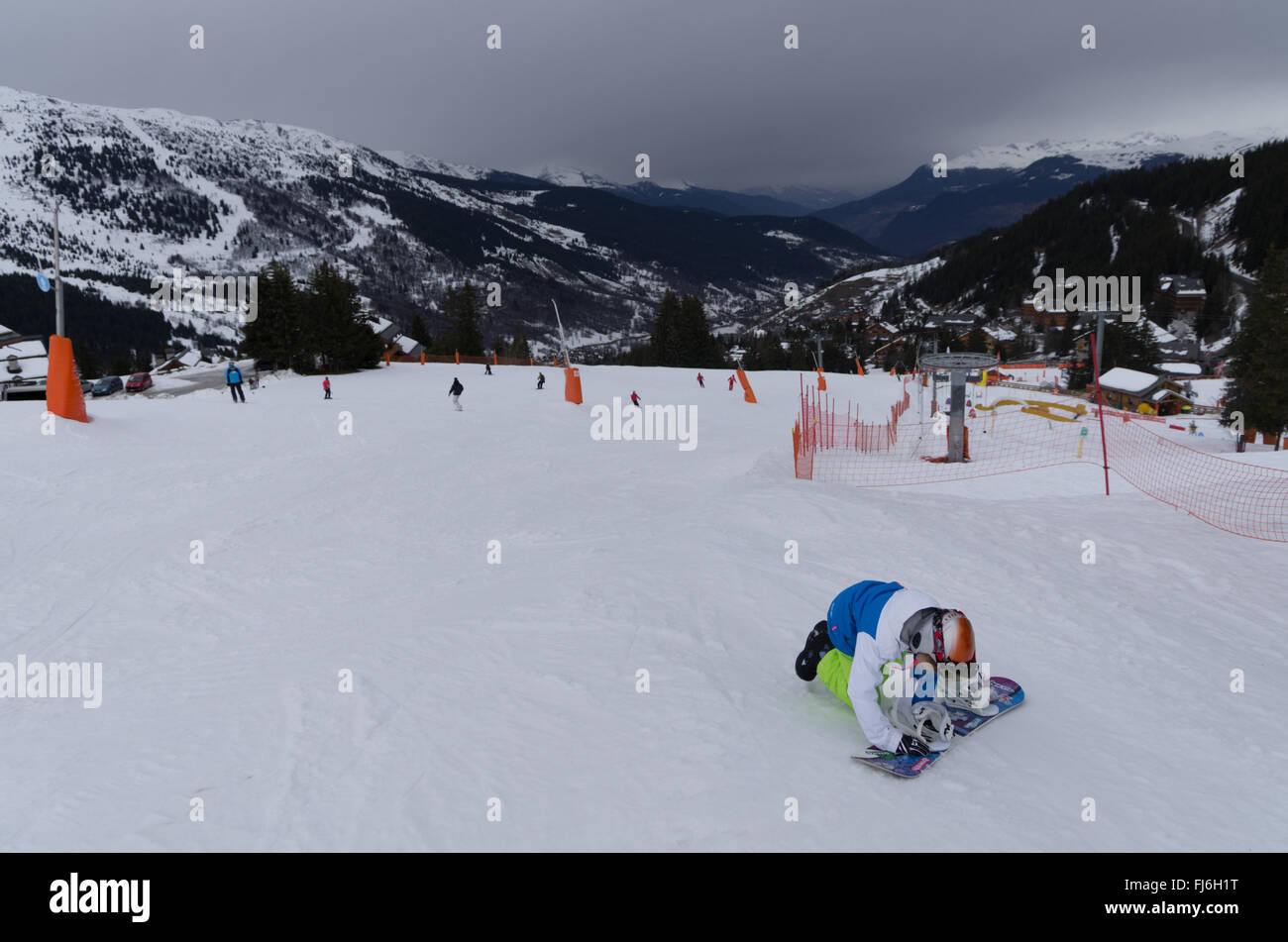 Jeune preparee pour descendre les pentes de la vallée de Courchevel. Visages méconnaissables. Banque D'Images