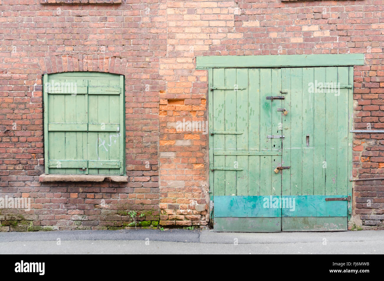 Portes de garage en bois vert pâle Banque D'Images