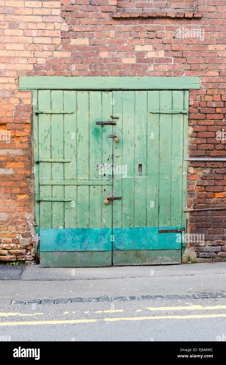 Portes de garage en bois vert pâle Banque D'Images