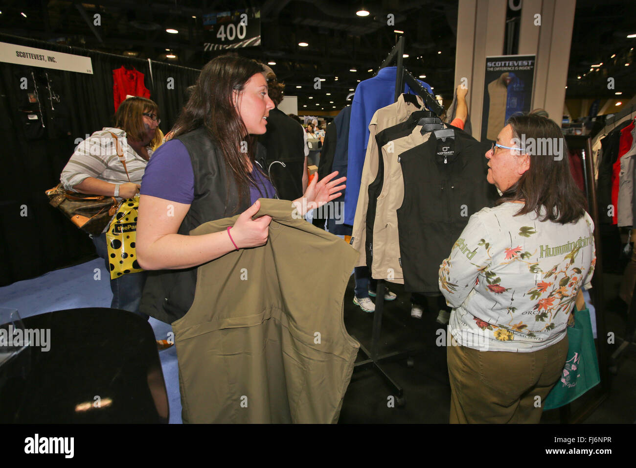 Long Beacgh, Californie, USA. Feb 27, 2016. Le Los Angeles Travel & Adventure Show est venu à la Long Beach Convention Centre du 27 et 28 février 2016 apporter avec elle des centaines des meilleurs fournisseurs de services de voyage et de destination qui partagent les experts conseils de voyage et des secrets d'initié, de permettre aux voyageurs de planifier et personnaliser leur prochaine aventure, et proposons des offres de voyage. Tous les visiteurs ont droit à un marché culturel hautement interactif de cuisine internationale, de la musique, de la danse, celebrity enceintes de voyage, les derniers gadgets de voyage et d'autres activités amusantes. (Crédit Image : © Craig D Banque D'Images