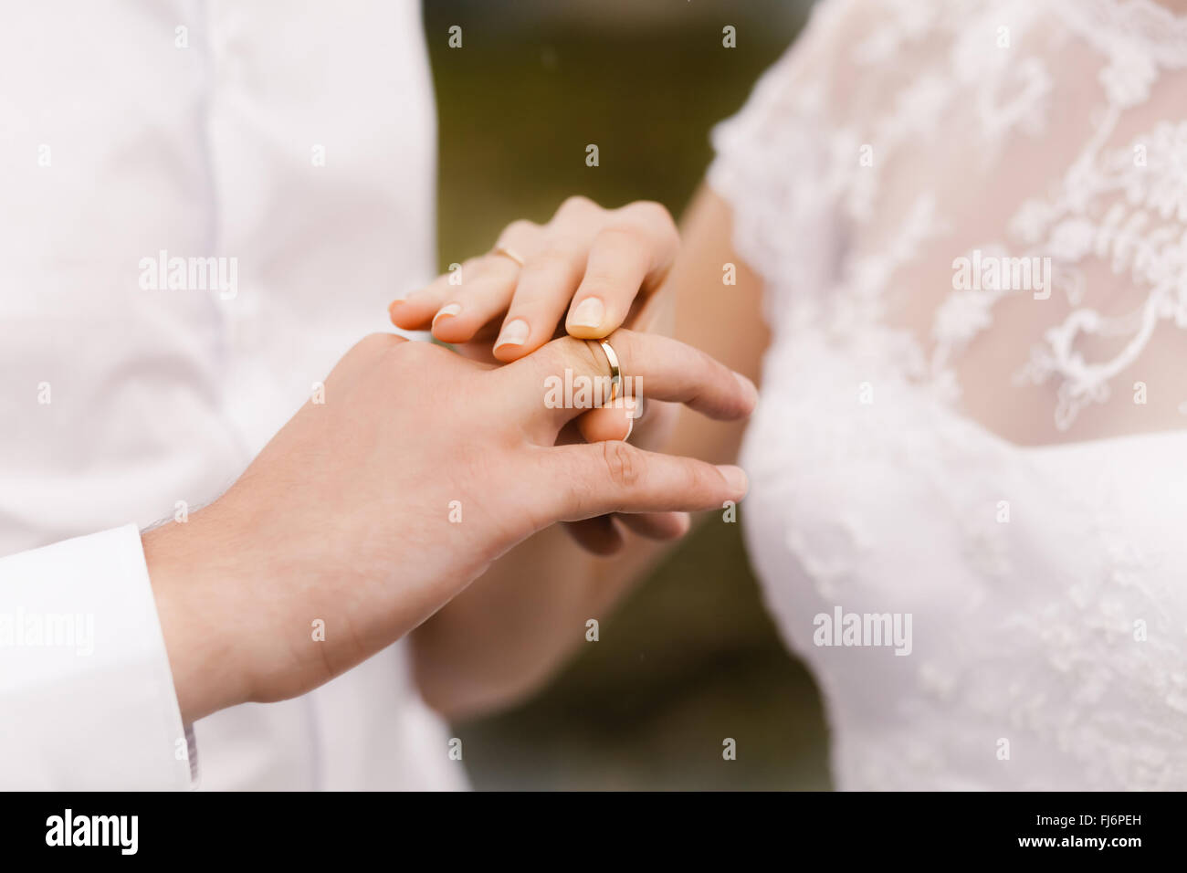 Mariée porte un anneau de mariage sur le marié Photo Stock - Alamy