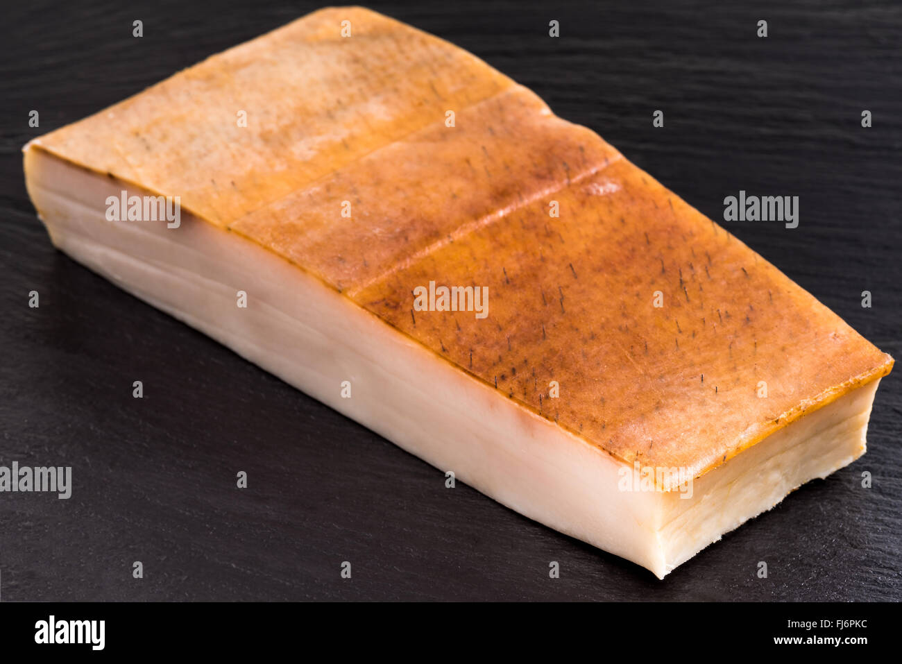 Bacon gras sur fond noir, le projet de loi, flan de porc, couenne, fumé, de la peau, les calories, le régime alimentaire, saveur, plate, blanc, position, savoureux, Fla. Banque D'Images