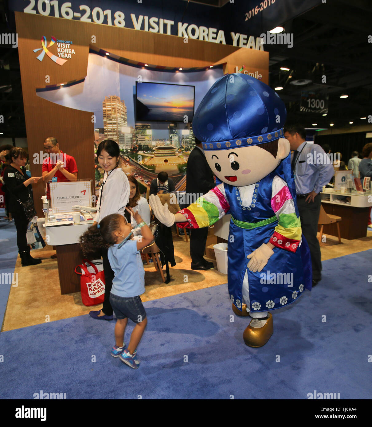 Long Beacgh, Californie, USA. Feb 27, 2016. Le Los Angeles Travel & Adventure Show est venu à la Long Beach Convention Centre du 27 et 28 février 2016 apporter avec elle des centaines des meilleurs fournisseurs de services de voyage et de destination qui partagent les experts conseils de voyage et des secrets d'initié, de permettre aux voyageurs de planifier et personnaliser leur prochaine aventure, et proposons des offres de voyage. Tous les visiteurs ont droit à un marché culturel hautement interactif de cuisine internationale, de la musique, de la danse, celebrity enceintes de voyage, les derniers gadgets de voyage et d'autres activités amusantes. (Crédit Image : © Craig D Banque D'Images