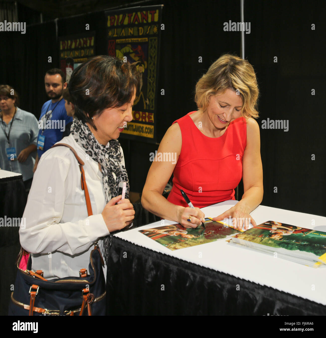 Long Beacgh, Californie, USA. Feb 27, 2016. Le Los Angeles Travel & Adventure Show est venu à la Long Beach Convention Centre du 27 et 28 février 2016 apporter avec elle des centaines des meilleurs fournisseurs de services de voyage et de destination qui partagent les experts conseils de voyage et des secrets d'initié, de permettre aux voyageurs de planifier et personnaliser leur prochaine aventure, et proposons des offres de voyage. Tous les visiteurs ont droit à un marché culturel hautement interactif de cuisine internationale, de la musique, de la danse, celebrity enceintes de voyage, les derniers gadgets de voyage et d'autres activités amusantes. (Crédit Image : © Craig D Banque D'Images