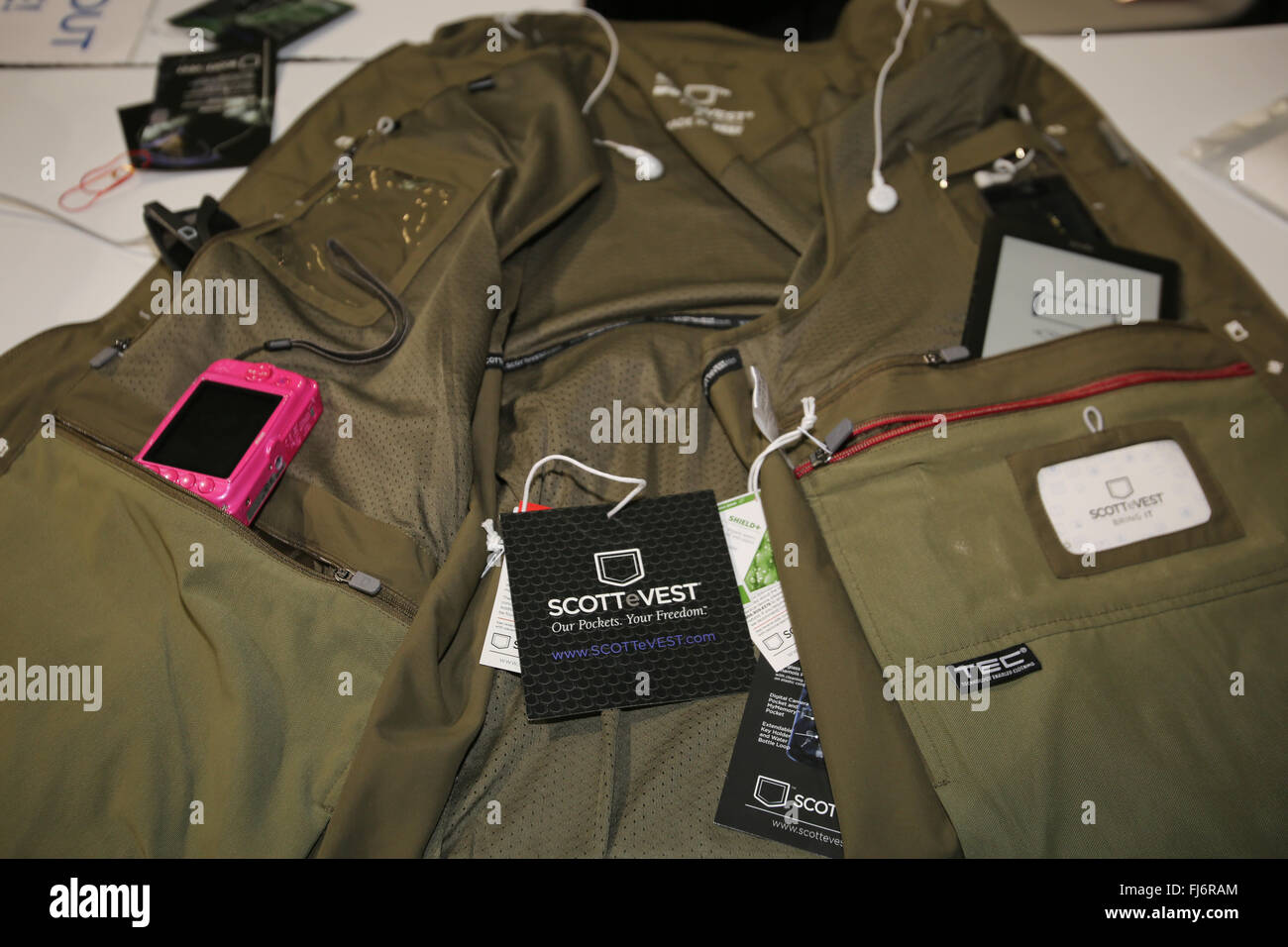 Long Beacgh, Californie, USA. Feb 27, 2016. Le Los Angeles Travel & Adventure Show est venu à la Long Beach Convention Centre du 27 et 28 février 2016 apporter avec elle des centaines des meilleurs fournisseurs de services de voyage et de destination qui partagent les experts conseils de voyage et des secrets d'initié, de permettre aux voyageurs de planifier et personnaliser leur prochaine aventure, et proposons des offres de voyage. Tous les visiteurs ont droit à un marché culturel hautement interactif de cuisine internationale, de la musique, de la danse, celebrity enceintes de voyage, les derniers gadgets de voyage et d'autres activités amusantes. (Crédit Image : © Craig D Banque D'Images