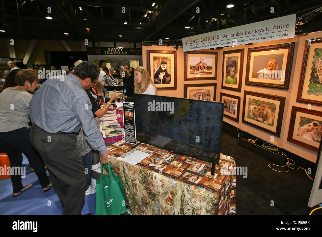 Long Beacgh, Californie, USA. Feb 27, 2016. Le Los Angeles Travel & Adventure Show est venu à la Long Beach Convention Centre du 27 et 28 février 2016 apporter avec elle des centaines des meilleurs fournisseurs de services de voyage et de destination qui partagent les experts conseils de voyage et des secrets d'initié, de permettre aux voyageurs de planifier et personnaliser leur prochaine aventure, et proposons des offres de voyage. Tous les visiteurs ont droit à un marché culturel hautement interactif de cuisine internationale, de la musique, de la danse, celebrity enceintes de voyage, les derniers gadgets de voyage et d'autres activités amusantes. (Crédit Image : © Craig D Banque D'Images