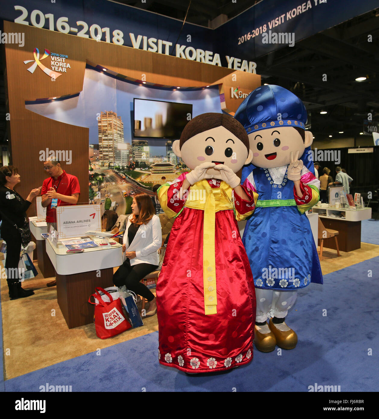 Long Beacgh, Californie, USA. Feb 27, 2016. Le Los Angeles Travel & Adventure Show est venu à la Long Beach Convention Centre du 27 et 28 février 2016 apporter avec elle des centaines des meilleurs fournisseurs de services de voyage et de destination qui partagent les experts conseils de voyage et des secrets d'initié, de permettre aux voyageurs de planifier et personnaliser leur prochaine aventure, et proposons des offres de voyage. Tous les visiteurs ont droit à un marché culturel hautement interactif de cuisine internationale, de la musique, de la danse, celebrity enceintes de voyage, les derniers gadgets de voyage et d'autres activités amusantes. (Crédit Image : © Craig D Banque D'Images