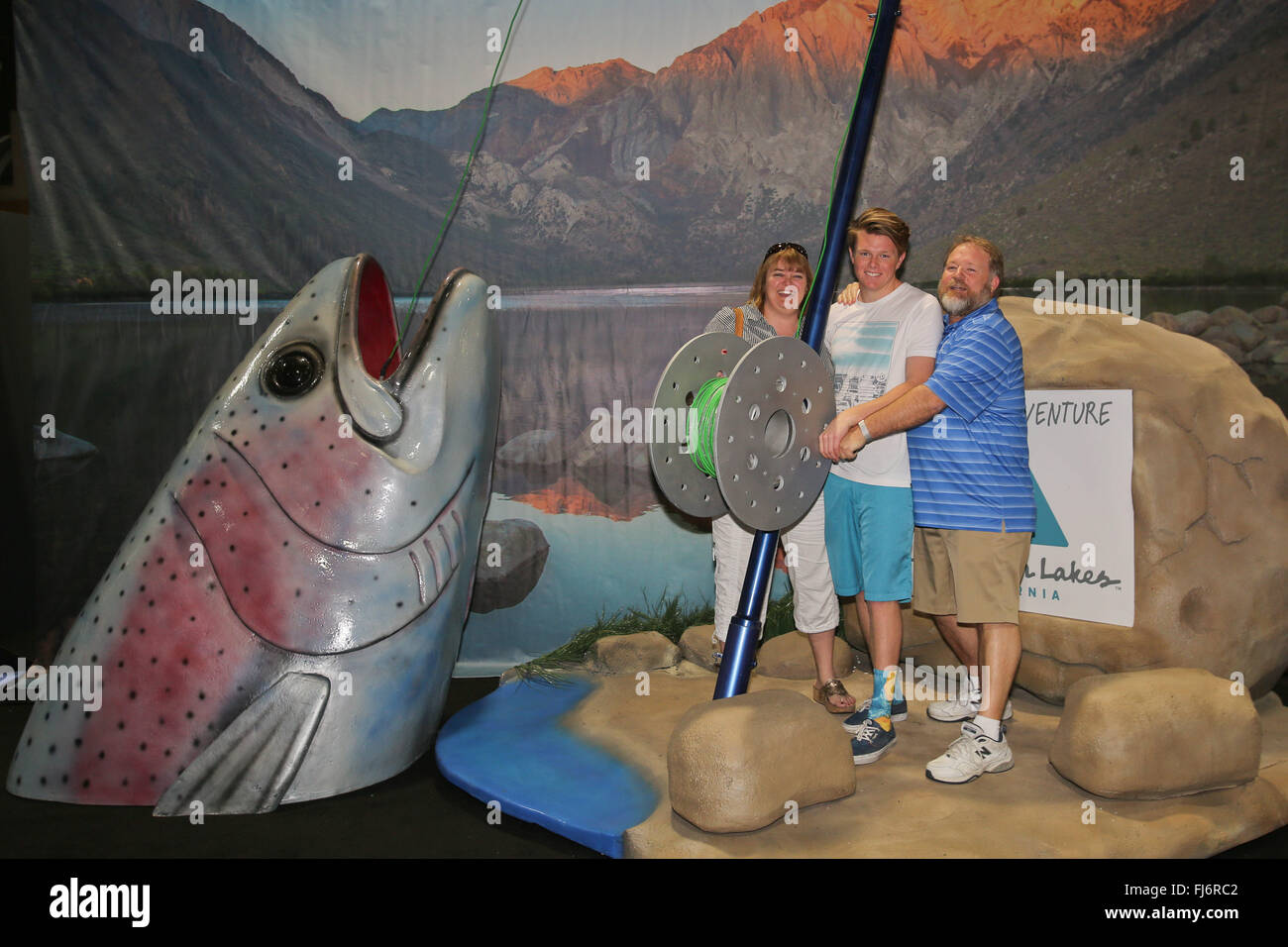 Long Beacgh, Californie, USA. Feb 27, 2016. Le Los Angeles Travel & Adventure Show est venu à la Long Beach Convention Centre du 27 et 28 février 2016 apporter avec elle des centaines des meilleurs fournisseurs de services de voyage et de destination qui partagent les experts conseils de voyage et des secrets d'initié, de permettre aux voyageurs de planifier et personnaliser leur prochaine aventure, et proposons des offres de voyage. Tous les visiteurs ont droit à un marché culturel hautement interactif de cuisine internationale, de la musique, de la danse, celebrity enceintes de voyage, les derniers gadgets de voyage et d'autres activités amusantes. (Crédit Image : © Craig D Banque D'Images