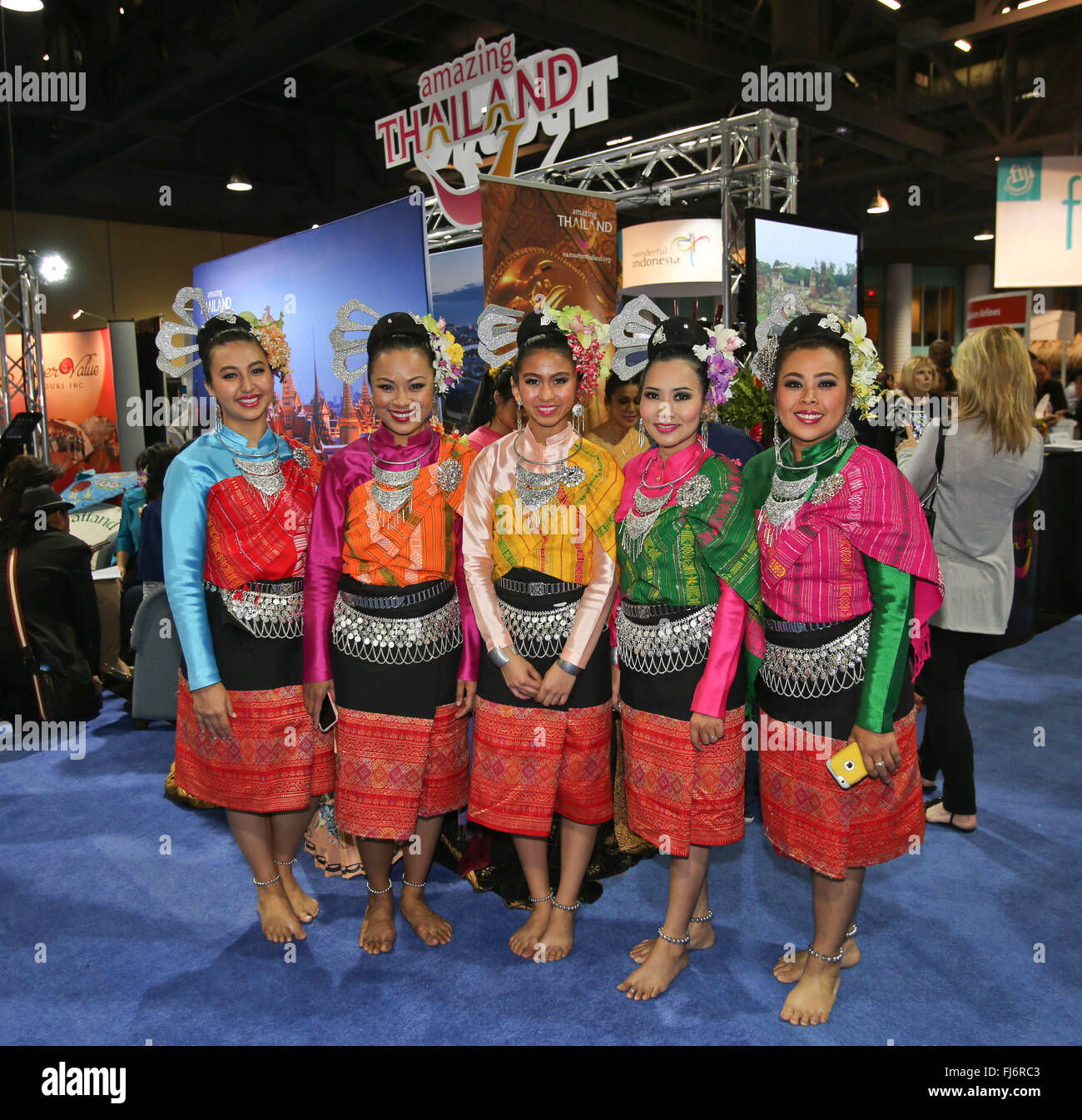 Long Beacgh, Californie, USA. Feb 27, 2016. Le Los Angeles Travel & Adventure Show est venu à la Long Beach Convention Centre du 27 et 28 février 2016 apporter avec elle des centaines des meilleurs fournisseurs de services de voyage et de destination qui partagent les experts conseils de voyage et des secrets d'initié, de permettre aux voyageurs de planifier et personnaliser leur prochaine aventure, et proposons des offres de voyage. Tous les visiteurs ont droit à un marché culturel hautement interactif de cuisine internationale, de la musique, de la danse, celebrity enceintes de voyage, les derniers gadgets de voyage et d'autres activités amusantes. (Crédit Image : © Craig D Banque D'Images