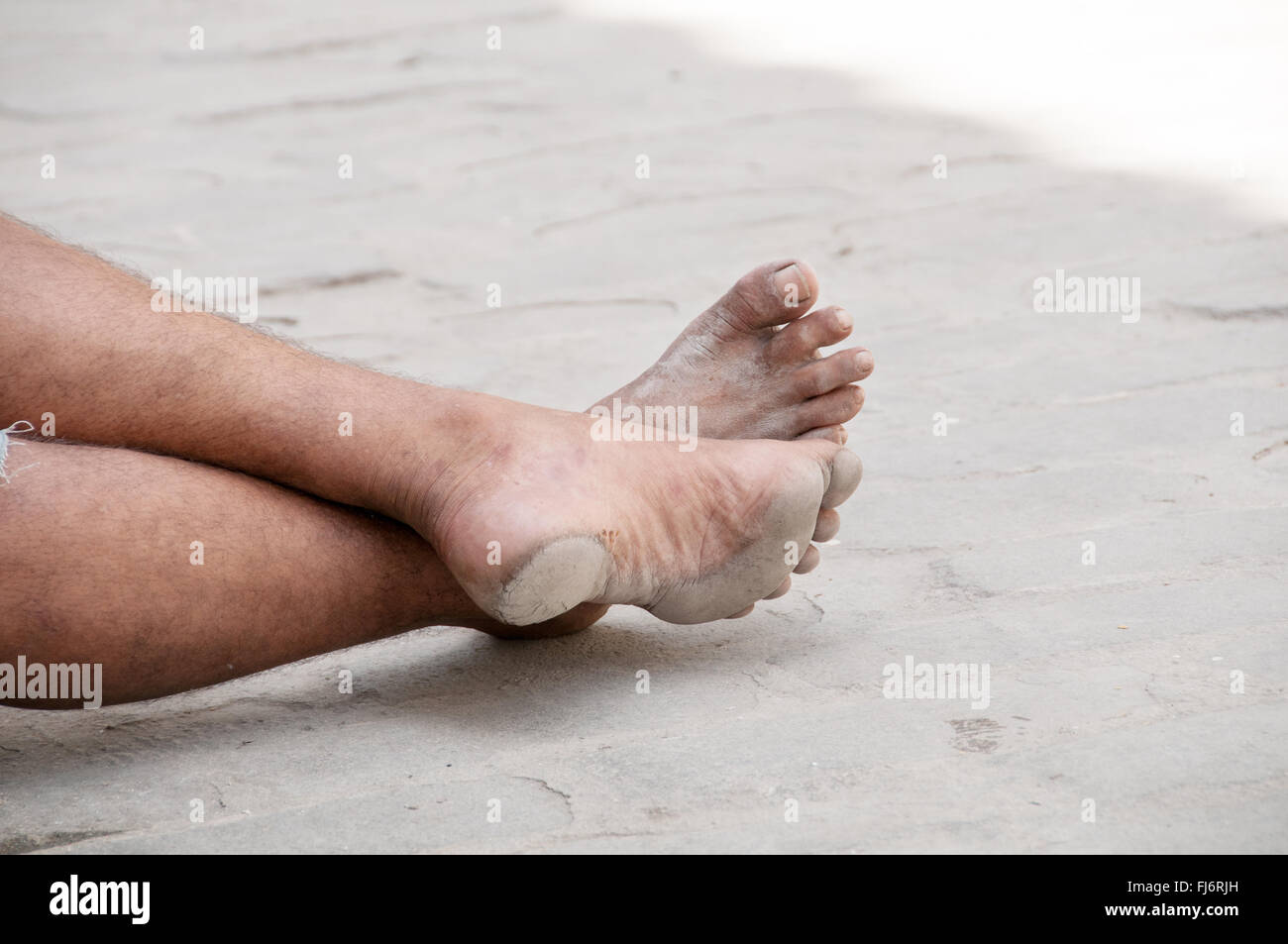 Homme pieds nus rue Banque de photographies et d images haute