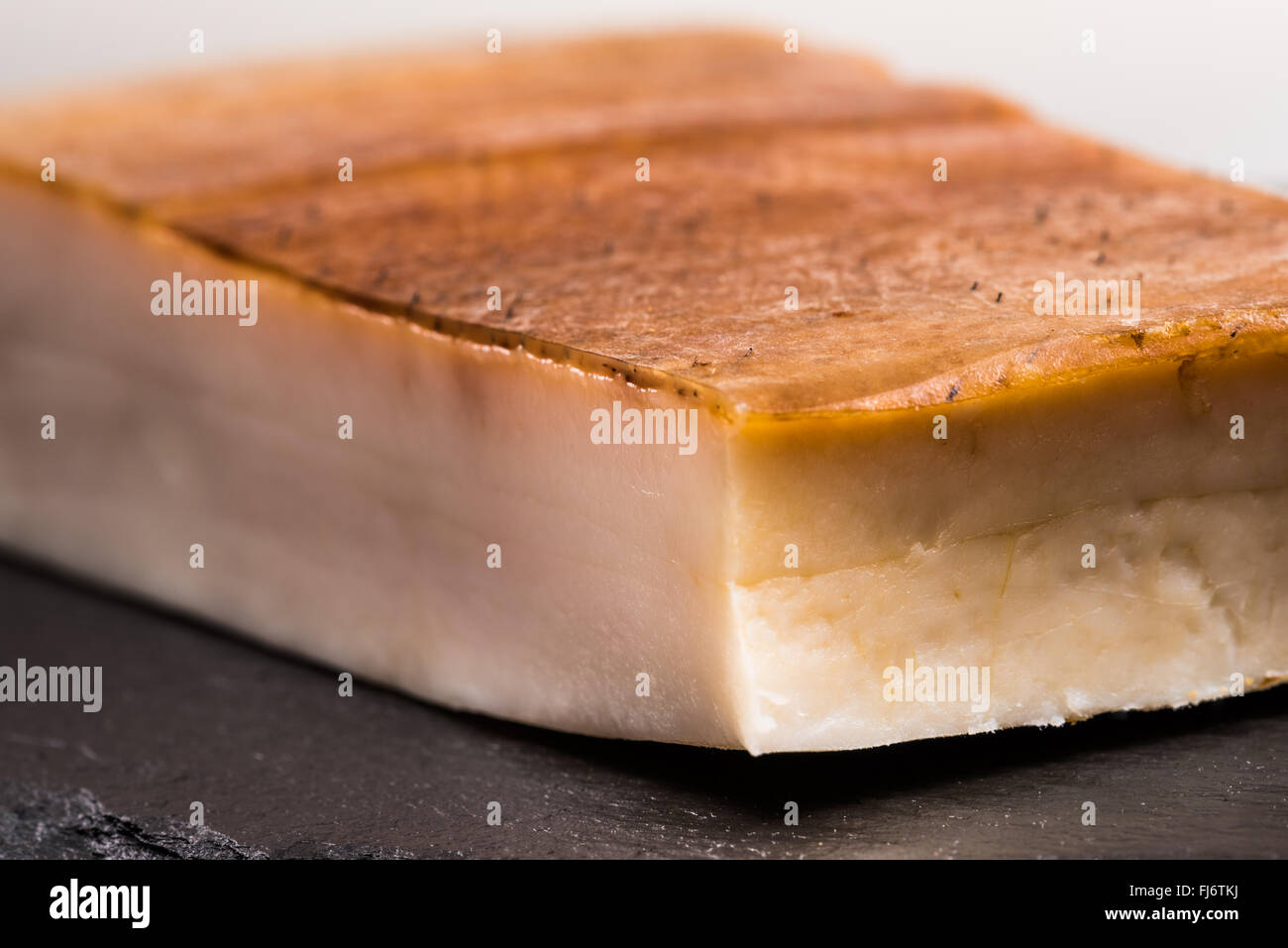 Bacon gras sur fond noir, le projet de loi, flan de porc, couenne, fumé, de la peau, les calories, le régime alimentaire, saveur, plate, blanc, position, savoureux, Fla. Banque D'Images