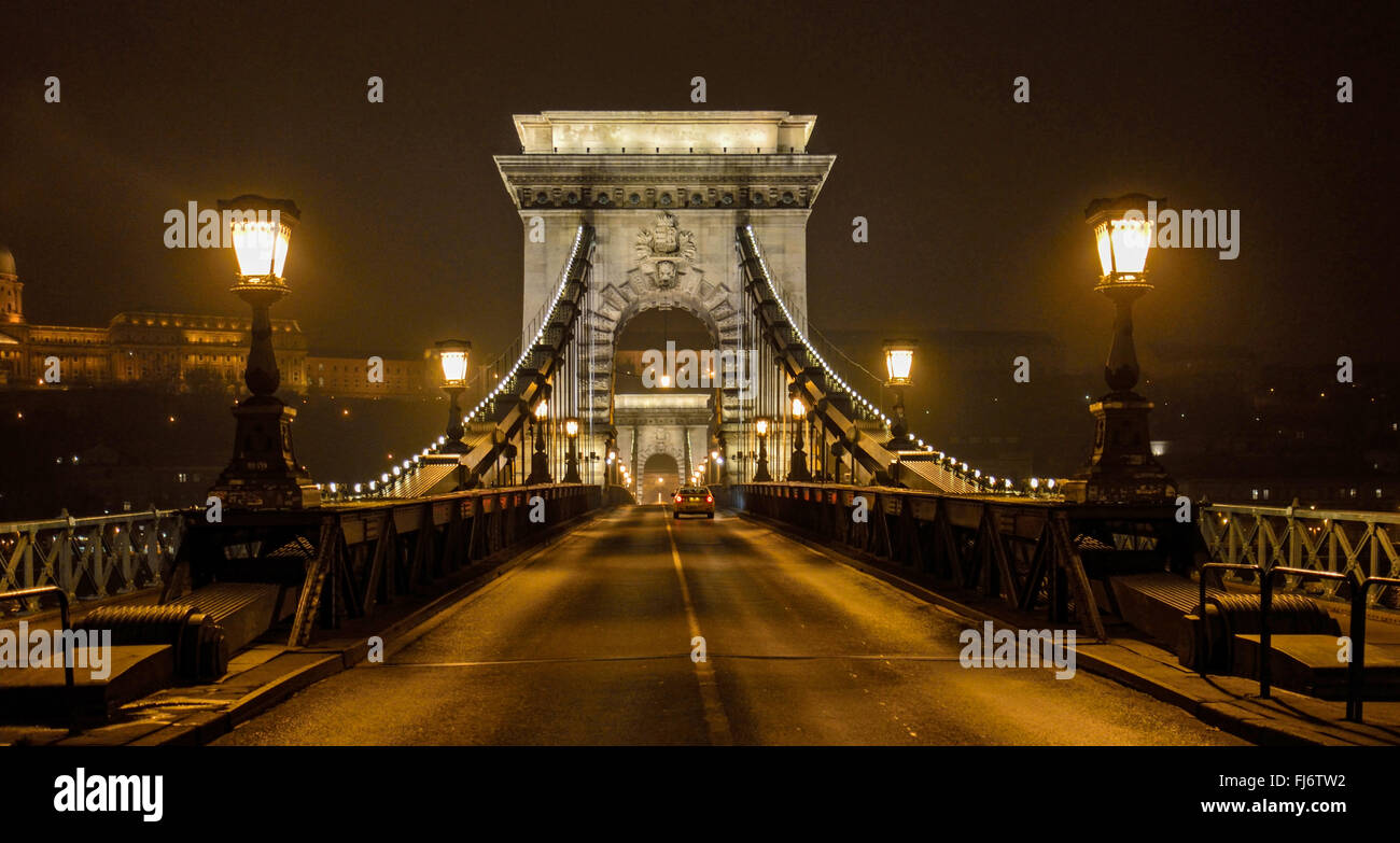 Budapest, la chaîne bridge at night Banque D'Images