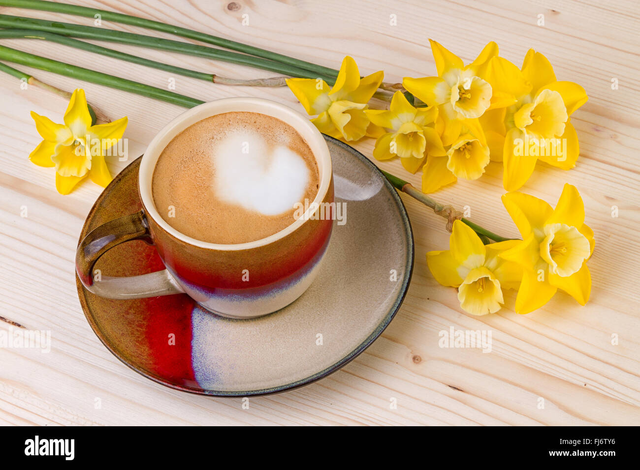 Fleurs de printemps avec une tasse à café Banque D'Images
