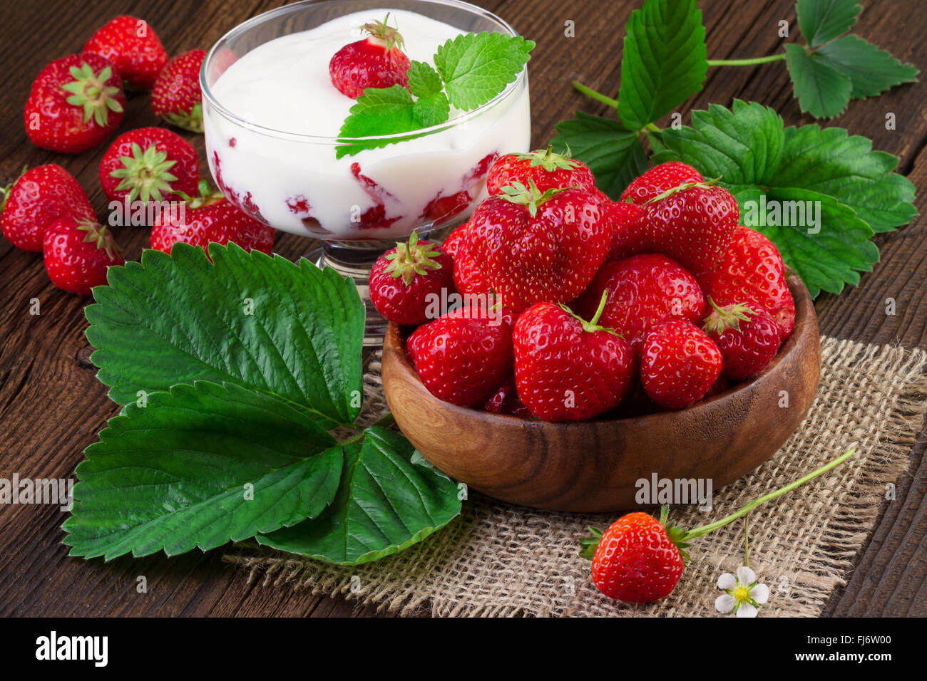 Dessert aux fraises yaourt nature morte rustique Banque D'Images