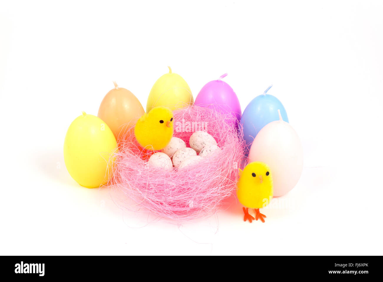 Pâques, les petits oeufs colorés et poussin Banque D'Images