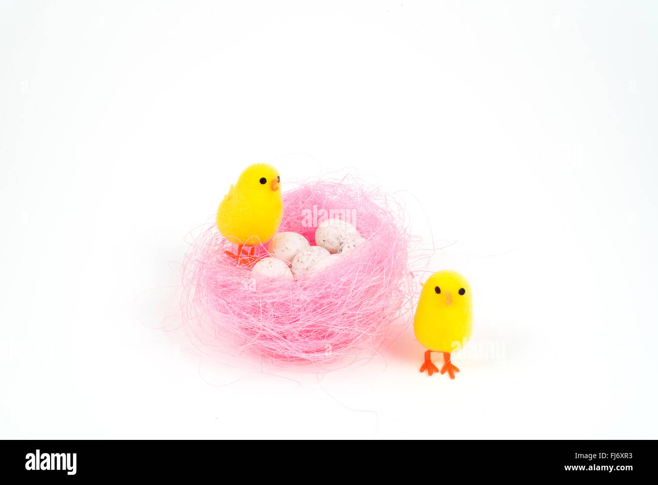 Pâques, les petits oeufs colorés et poussin Banque D'Images
