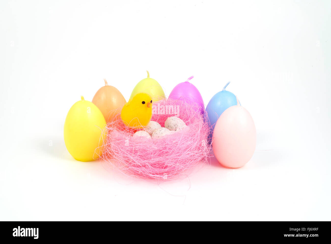 Pâques, les petits oeufs colorés et poussin Banque D'Images