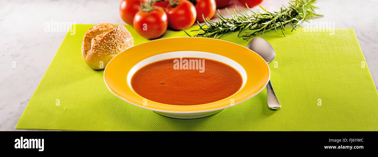 Soupe de tomate rouge tomate herbes vert plaque snack déjeuner nappe table manger nourriture frais liquide est produit autour de mettre en place une saine veggie v Banque D'Images