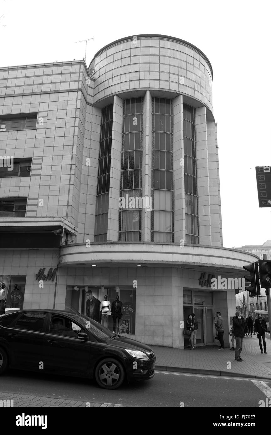 Architecture impressionnante style années 1920 pour un cinéma qui a maintenant été convertie en a, H&M boutique de vêtements. Février 2016 Banque D'Images