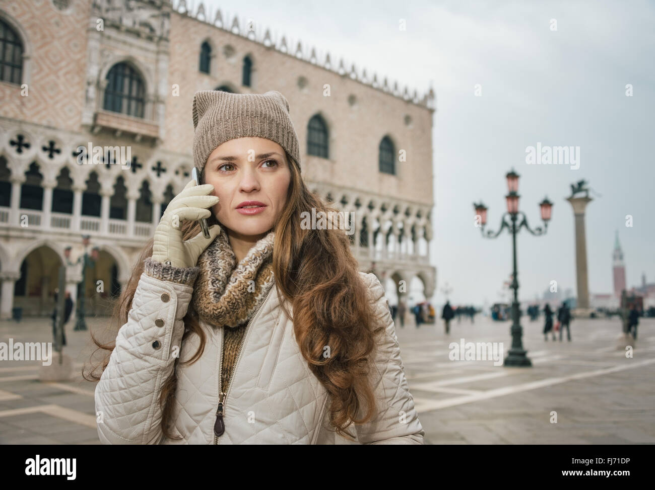 Venise, Italie charmant peut aider à tirer le meilleur parti de votre prochaine escapade d'hiver. Jeune femme parlant de tourisme téléphone mobile sur Saint Mar Banque D'Images