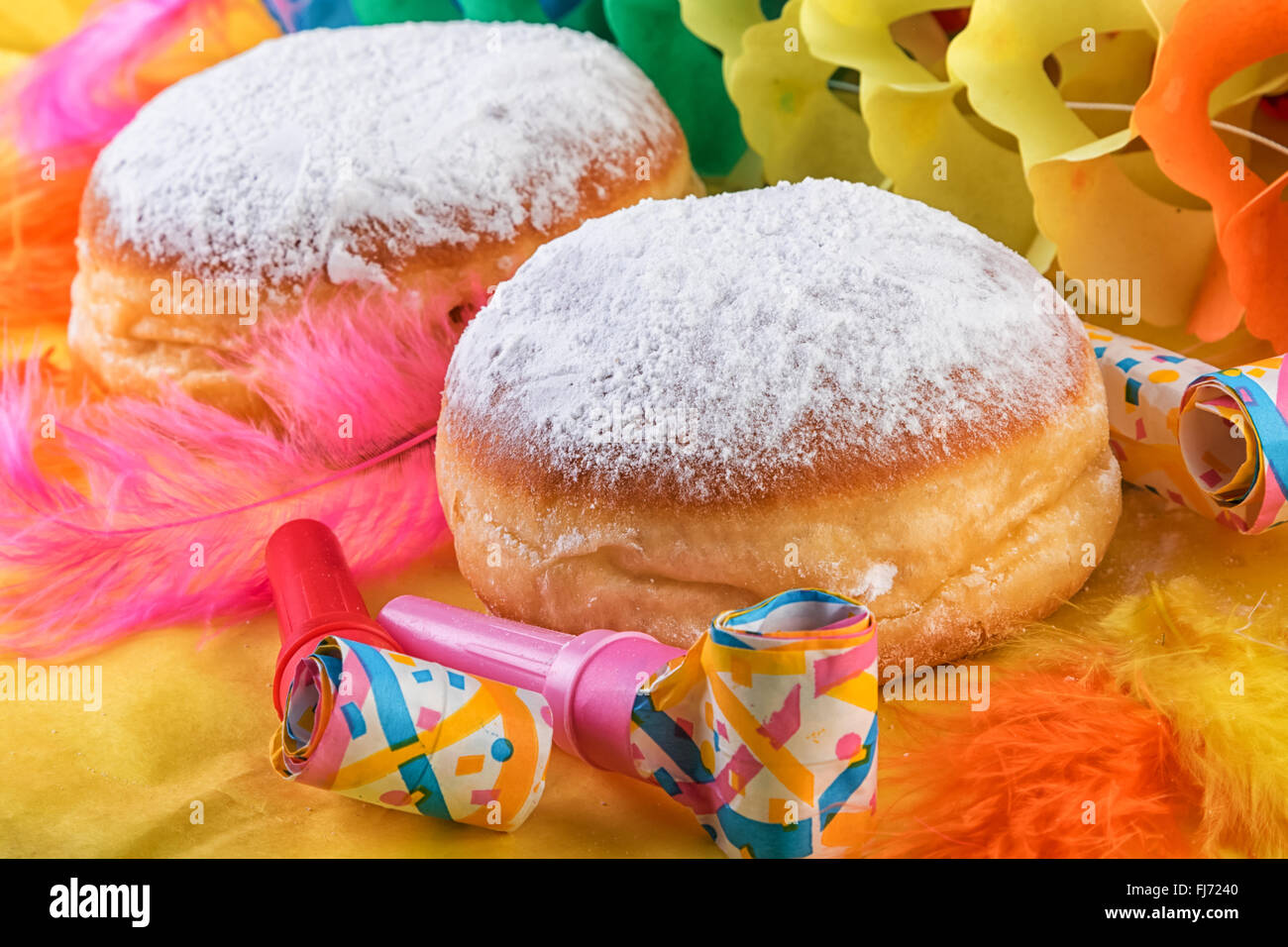 Berliner Krapfen ou beignet avec décoration de fête Banque D'Images