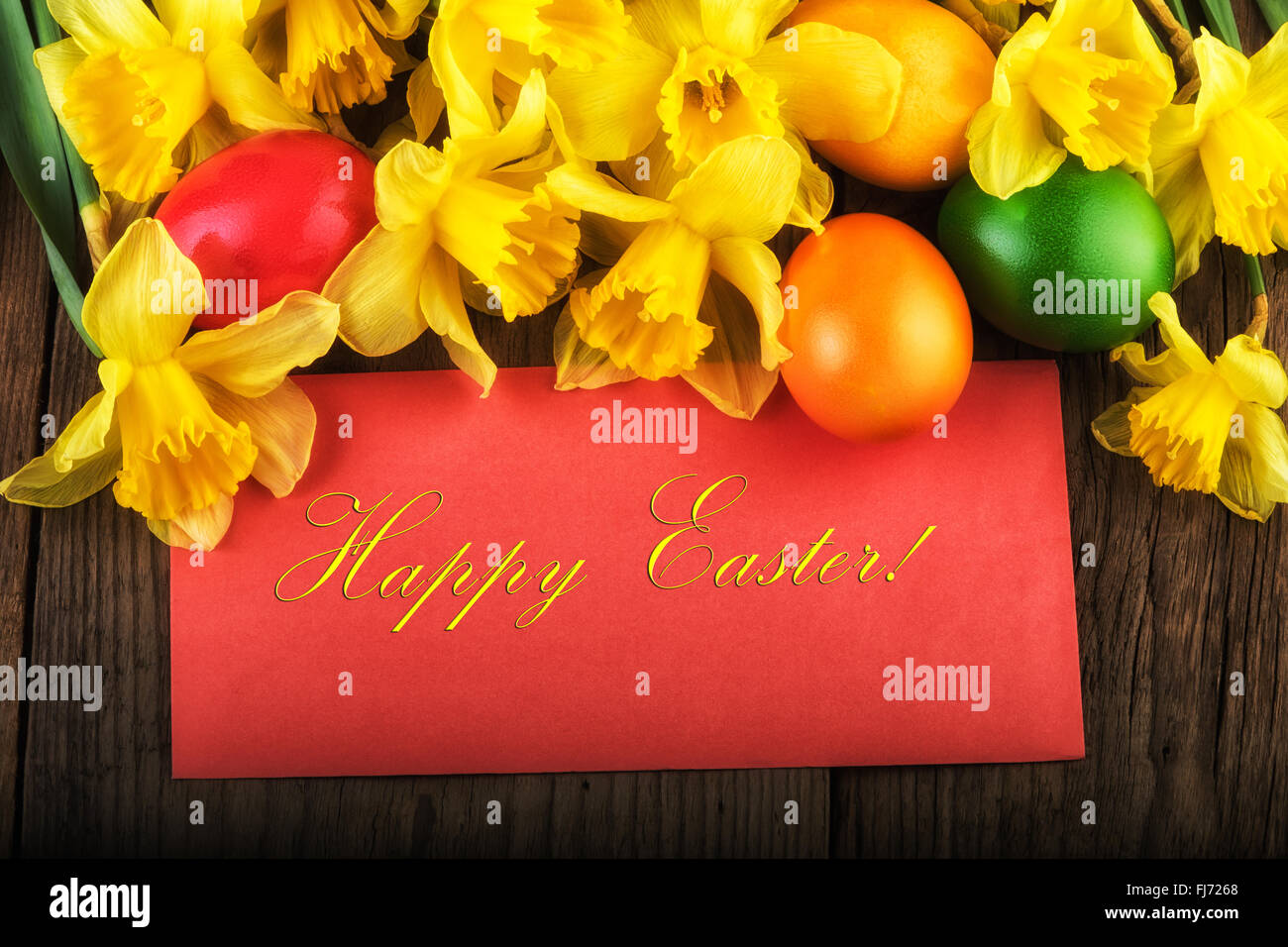 Décoration de Pâques avec des fleurs de printemps sur planche de bois sombre. Happy Easter Banque D'Images
