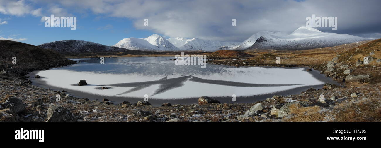 Mont Noir couvert de neige sur Rannoch Moor avec Lochan na Stainge au premier plan. Banque D'Images