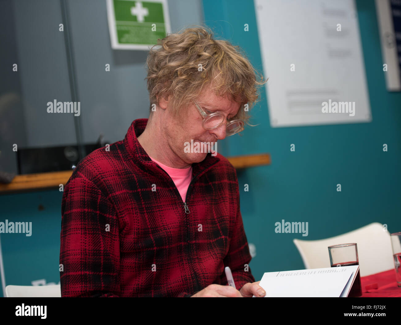 Chelmsford, Essex, Royaume-Uni. 29 Février, 2016. Grayson Perry, le Turner Prize winning, cross-dressing artiste et signes Potter books à l'ouverture de la fête du livre d'Essex Crédit : Ian Davidson/Alamy Live News Banque D'Images