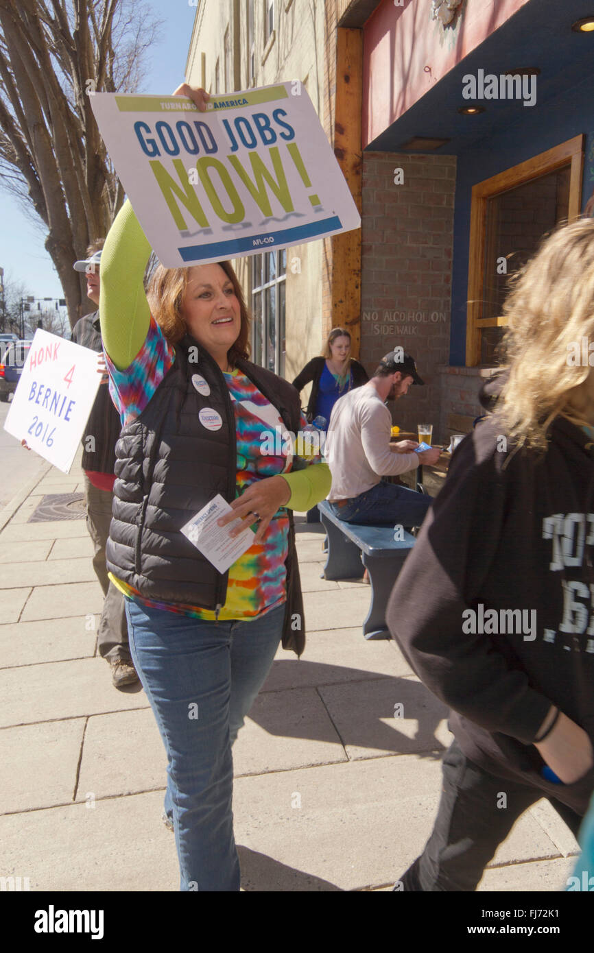 Asheville, Caroline du Nord, USA. 28 Février, 2016. Bernie Sanders rally marches supporter avec un panneau qui demande "de bons emplois maintenant !' au centre-ville de Asheville, NC Crédit : Judith Bicking/Alamy Live News Banque D'Images